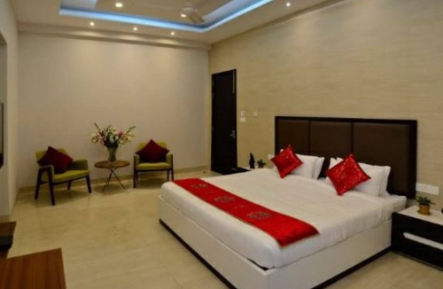 DLF City Apartment | Meera Suites @ DLF 2 - Suite 4