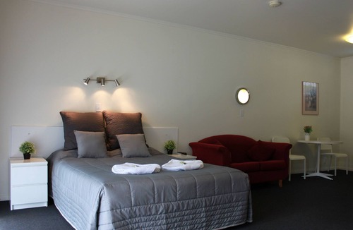 Beaconsfield Hotel | Melaleuca Lodge