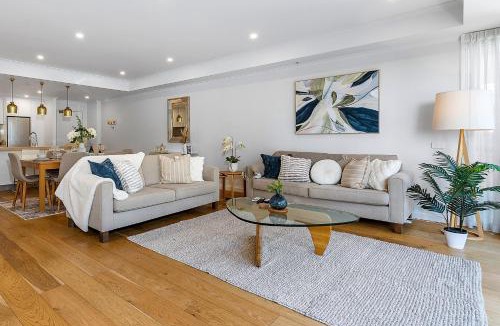 Melbourne Central Business District Apartment | Melbourne City Luxe 3BR - Near MCG & Arts Precinct - Pool, Gym & Free Parking