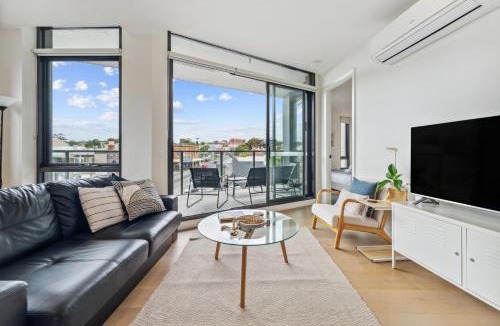 Travancore Apartment | Melbourne Cup Ready - Light Filled 2BR Apt with Balcony