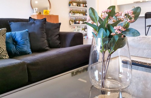 Plympton House | Mellow & Modernized Townhouse✔Stylish✔Bottles wall✔Anzac Hwy✔3Beds