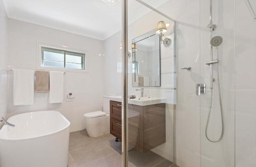 Deception Bay House | MetaWiseBnB Waterfront 3BR Coastal Escape
