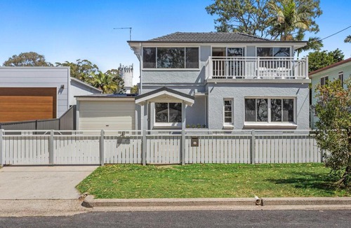 Deception Bay House | MetaWiseBnB Waterfront 3BR Coastal Escape