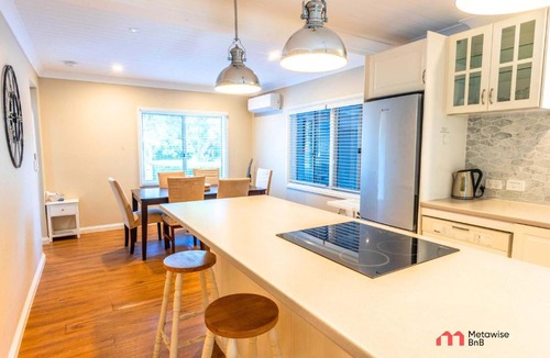 Deception Bay House | MetaWiseBnB Waterfront 3BR Coastal Escape