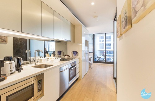 Melbourne Central Business District Apartment | ❤️MHTFZ01/InnerCBD/SkyHigh View/1Min To Station/FREE(Heated Pool/GYM/Tram)