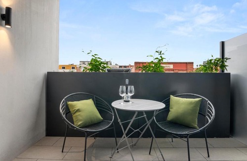 Collingwood North Apartment | Mid-Century - Rooftop Spa and Parking