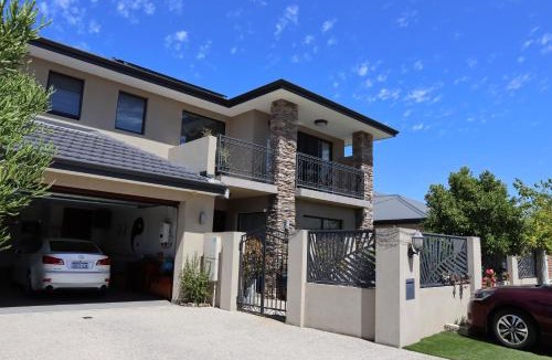 Stirling House | Midby's Elegant Guesthouse - 2 En-suite Rooms & 2 Rooms with Shared Bathroom