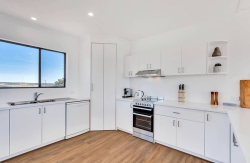 Middleton House | Middleton - Absolute Beachfront - Wi-Fi and Linen Included