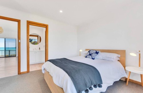 Middleton House | Middleton - Absolute Beachfront - Wi-Fi and Linen Included
