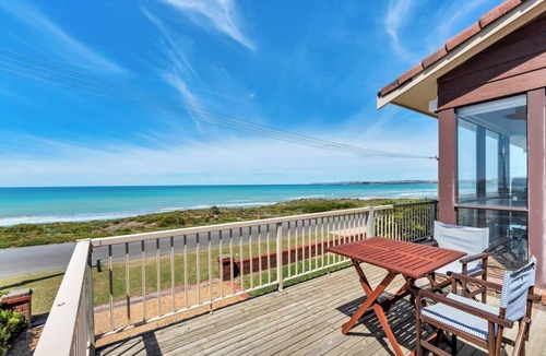 Middleton House | Middleton - Absolute Beachfront - Wi-Fi and Linen Included