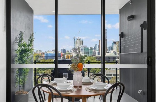 Milton Apartment | Milton Luxe 1Bd with City Views Pool Car Park Balcony Walk to Suncorp
