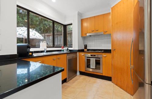 Miranda Apartment | Miranda Stylish 2 Bed near Cronulla & Airport