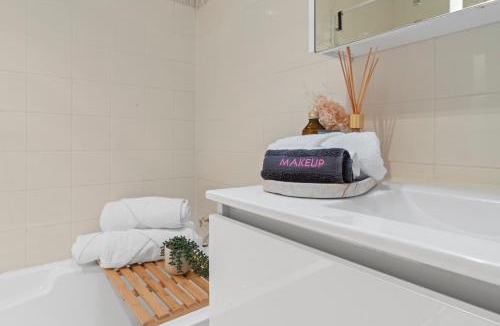 Miranda Apartment | Miranda Stylish 2 Bed near Cronulla & Airport