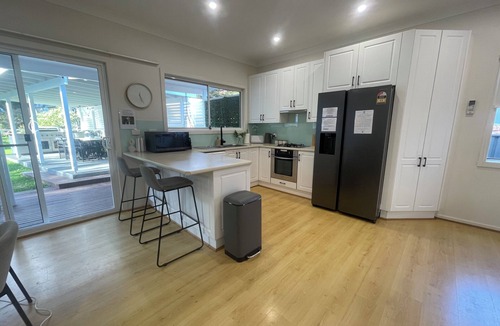 Mirrabooka House | Mirra Mirra -Hidden Gem By The Lake - Pet Friendly