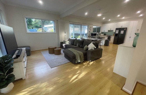 Mirrabooka House | Mirra Mirra -Hidden Gem By The Lake - Pet Friendly
