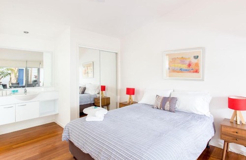 Boomerang Beach House | Mobys Resort 48