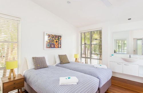 Boomerang Beach House | Mobys Resort 48