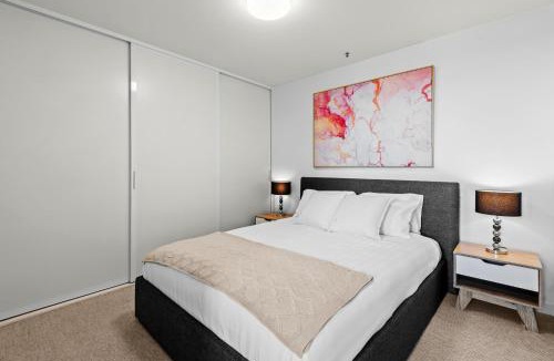 Flemington Apartment | Modern 1-Bed & City Views, Steps from Racecourse