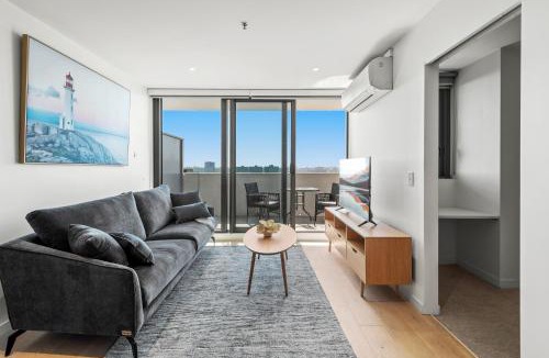 Flemington Apartment | Modern 1-Bed & City Views, Steps from Racecourse