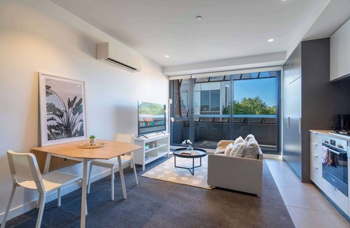 Hawthorn Apartment | Modern 1BR Apartment with Smart TV and Views