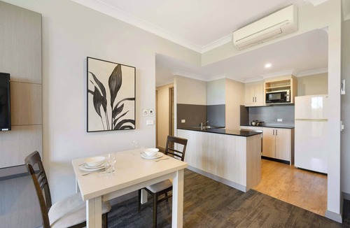 North Ryde Apartment | Modern 1BR Apt 1KM to Macquarie Park Station