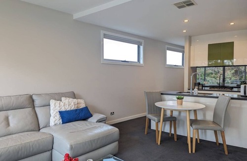 Curtin Apartment | Modern 1br split-level apartment