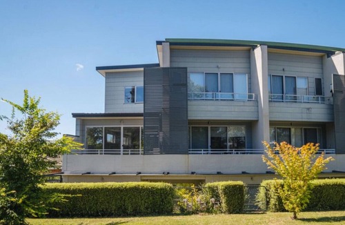 Curtin Apartment | Modern 1br split-level apartment