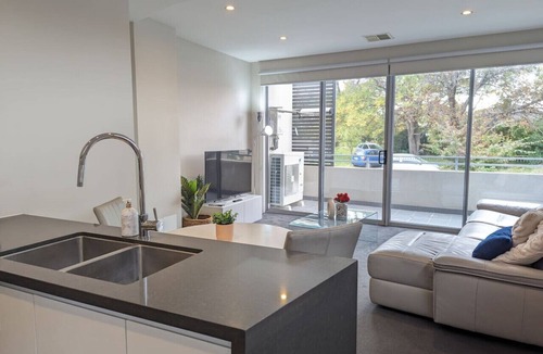 Curtin Apartment | Modern 1br split-level apartment