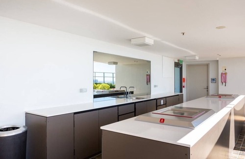 Surfers Paradise Apartment | Modern 1BR | Stunning Ocean View | 50m to Beach