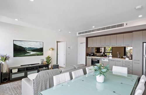 Essendon Apartment | Modern 2-Bed Essendon Apartment With Views