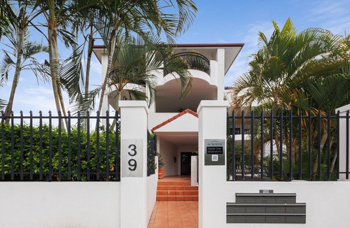 South Brisbane Apartment | Modern 2-bed Unit with Parking in South Brisbane