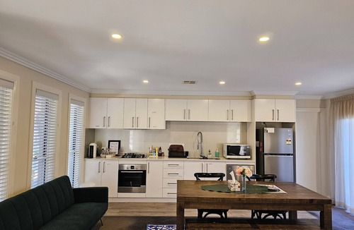 Campbell House | Modern 2BR/1BA/2+CAR Home in Central Canberra