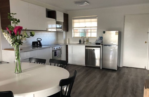 Manuka Apartment | Modern 2BR Apartment/Parking in Griffith
