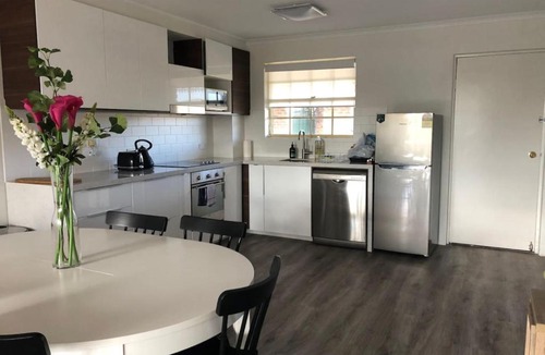Manuka Apartment | Modern 2BR Apartment - Parking in Griffith