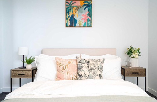 Hawthorn Apartment | Modern 2BR Apartment with Smart TV and Views