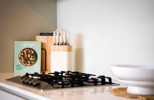 Cremorne Apartment | Modern 2BR Apt next to Gosch's Paddock w parking!