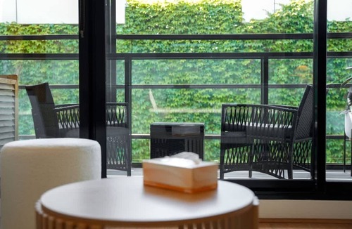 Cremorne Apartment | Modern 2BR Apt next to Gosch's Paddock w parking!