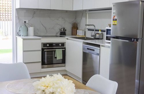 Werribee House | Modern 2BR Guest House in Werribee, BBQ, Backyard & Prime Location