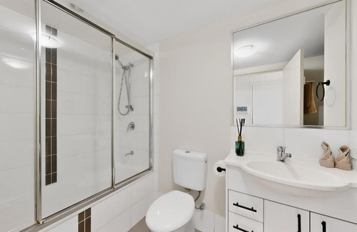 Mango Hill Apartment | Modern 2BR Mango Hill Stay Close to Shops & Rail