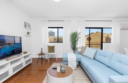 East Perth Apartment | Modern 2BR Pool Gym Parking