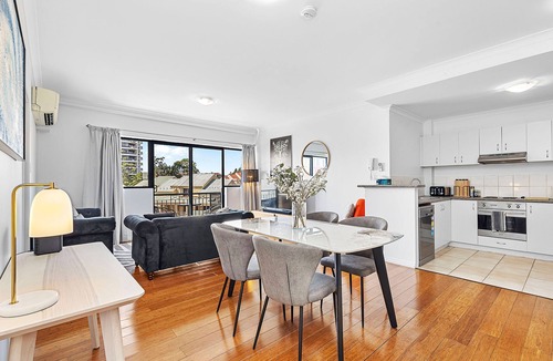 East Perth Apartment | Modern 2BR Pool Gym Parking