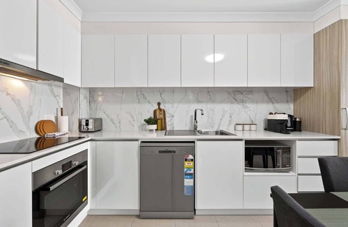 Rockingham Apartment | Modern 2BR Rockingham Stay | Walk to Beach & Shops