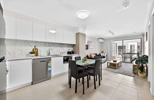 Rockingham Apartment | Modern 2BR Rockingham Stay | Walk to Beach & Shops