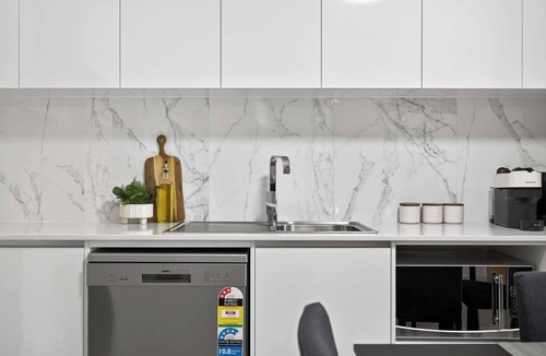 Rockingham Apartment | Modern 2BR Rockingham Stay | Walk to Beach & Shops