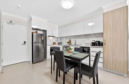 Rockingham Apartment | Modern 2BR Rockingham Stay | Walk to Beach & Shops