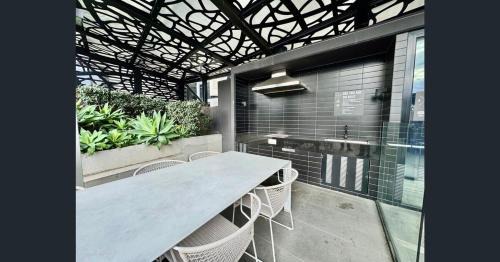 North Melbourne Apartment | Modern 2BR, Swimming Pool, Gym & Parking