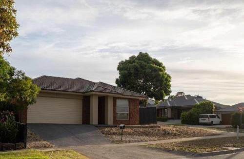 Doreen House | Modern 3B2B1C Home in Doreen