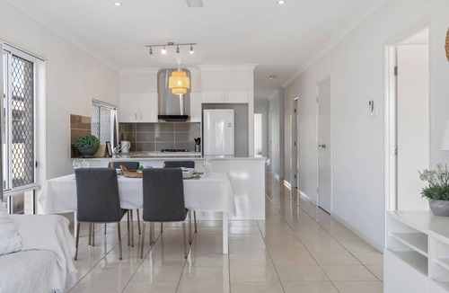 Deebing Heights House | Modern 3BR Home in Peaceful Deebing Heights