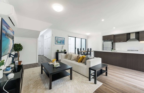 Austral House | Modern 3BR House, 7min Drive to Leppington Station