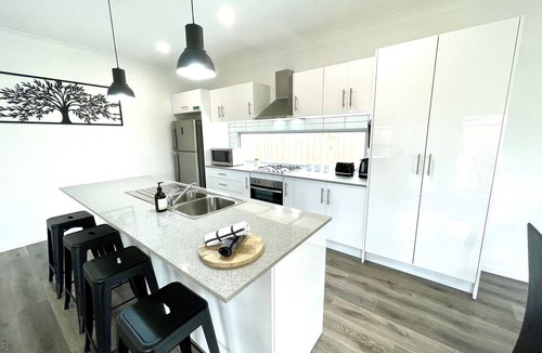 Armstrong Creek House | Modern 4 Bedroom 🌿 Tranquil Home